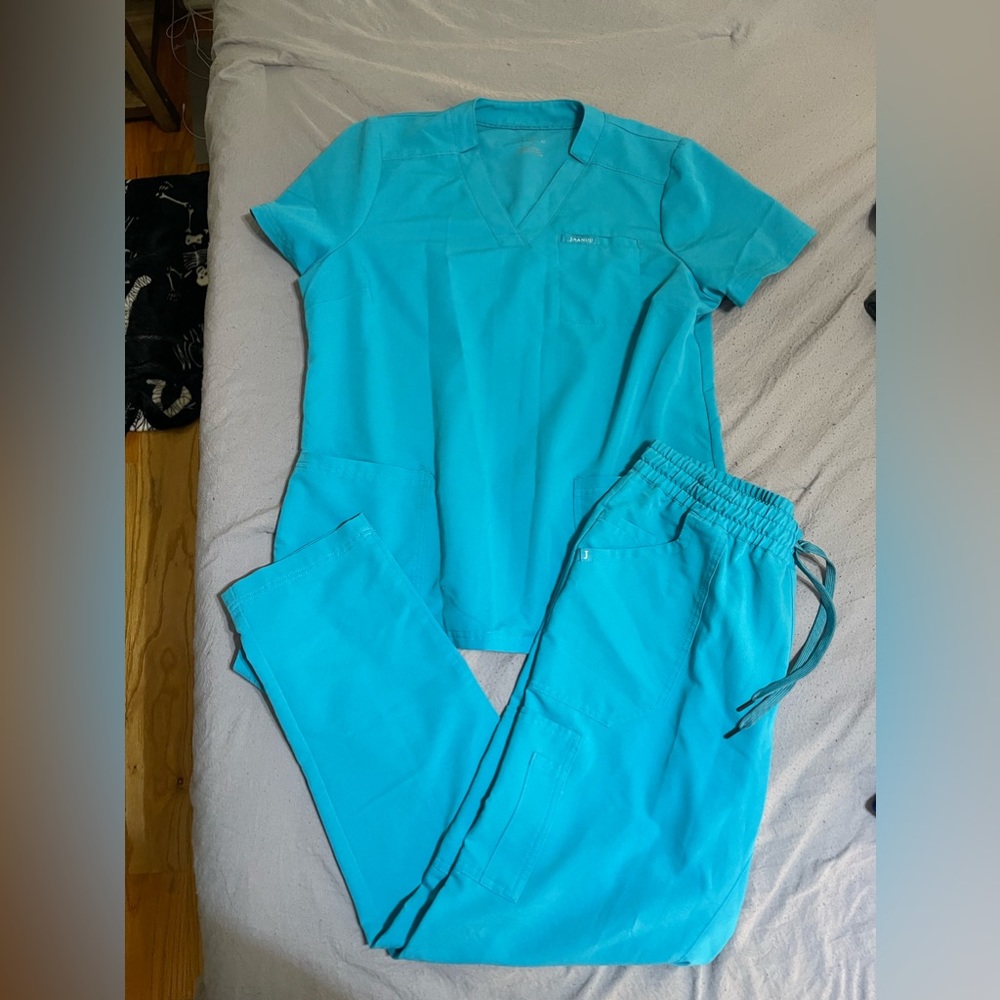 jaanuu scrub set